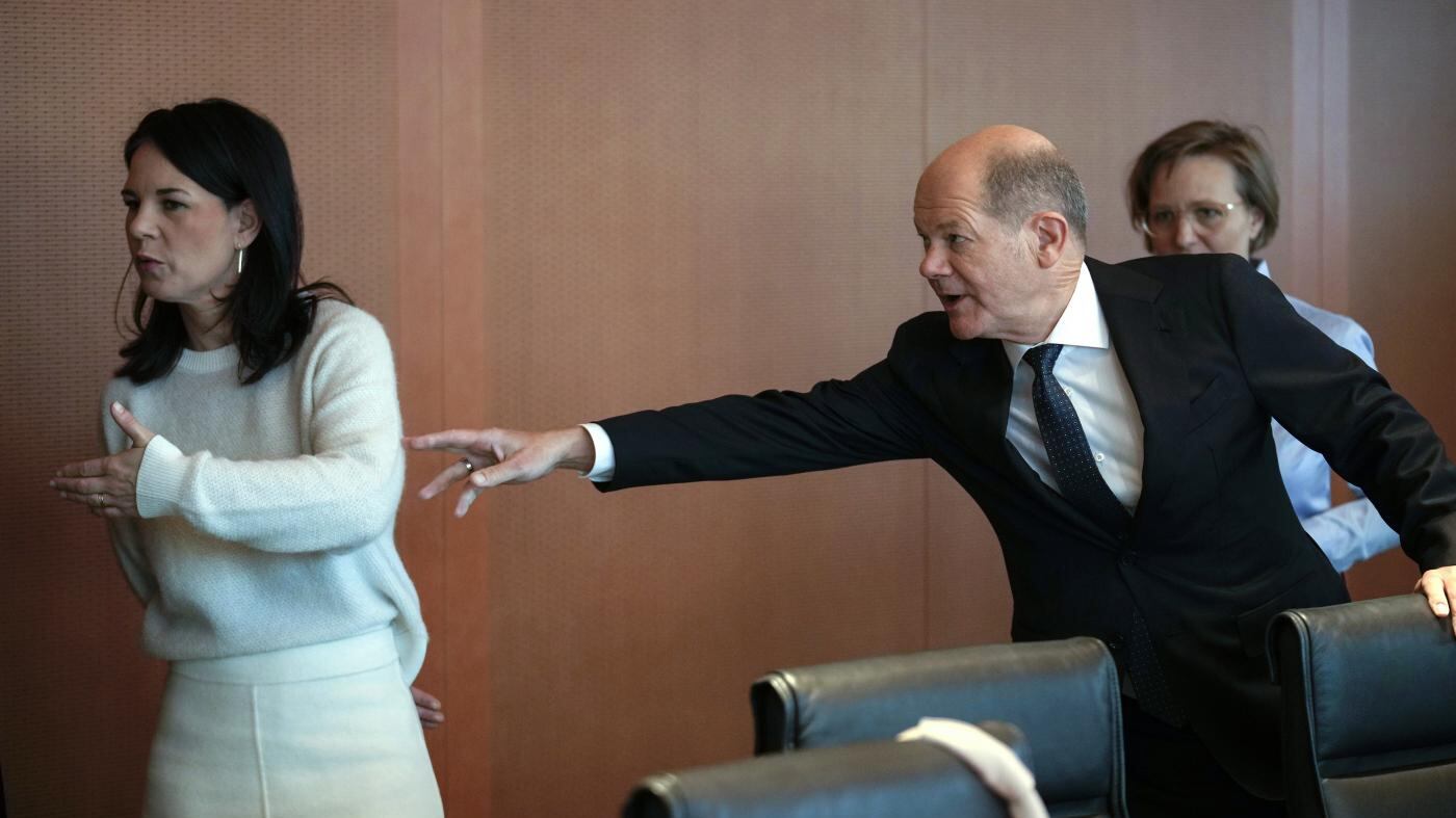 Baerbock "molla" Scholz per gli aiuti all'Ucraina: "Pensa solo alle elezioni"