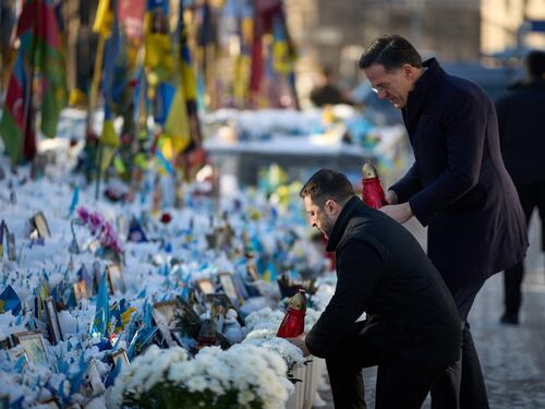 Soldati Ue e Usa a garanzia: Kiev pronta al compromesso. E adesso Parigi apre a Putin