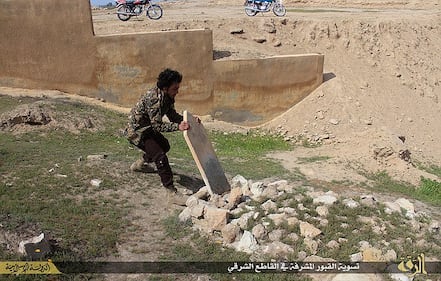 Isis profana i cimiteri 4