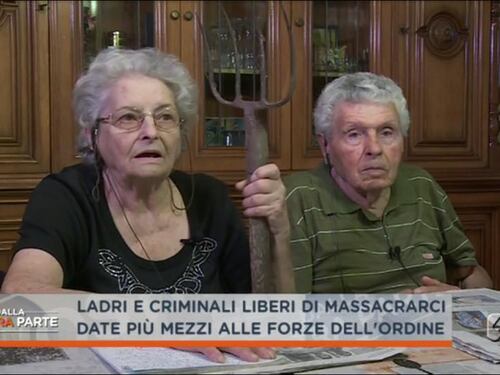 Nonna minaccia Renzi col forcone: "Paga la polizia, non i migranti"