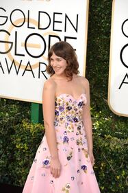Lola Kirke ai Golden Globes 2017: dall’abito spuntano i peli sotto le ascelle 1