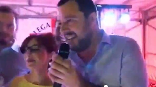 Salvini canta "io vagabondo" . Poi scherza: "Gli unici nomadi che ci piacciono"