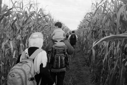 I profughi forzano il muro di Orbàn 1