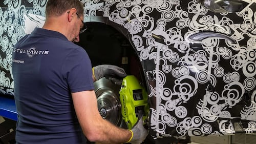 Abarth 600e, guarda tutte le foto della versione camuffata 3