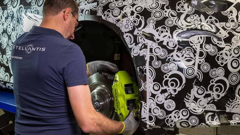 Abarth 600e, guarda tutte le foto della versione camuffata 3