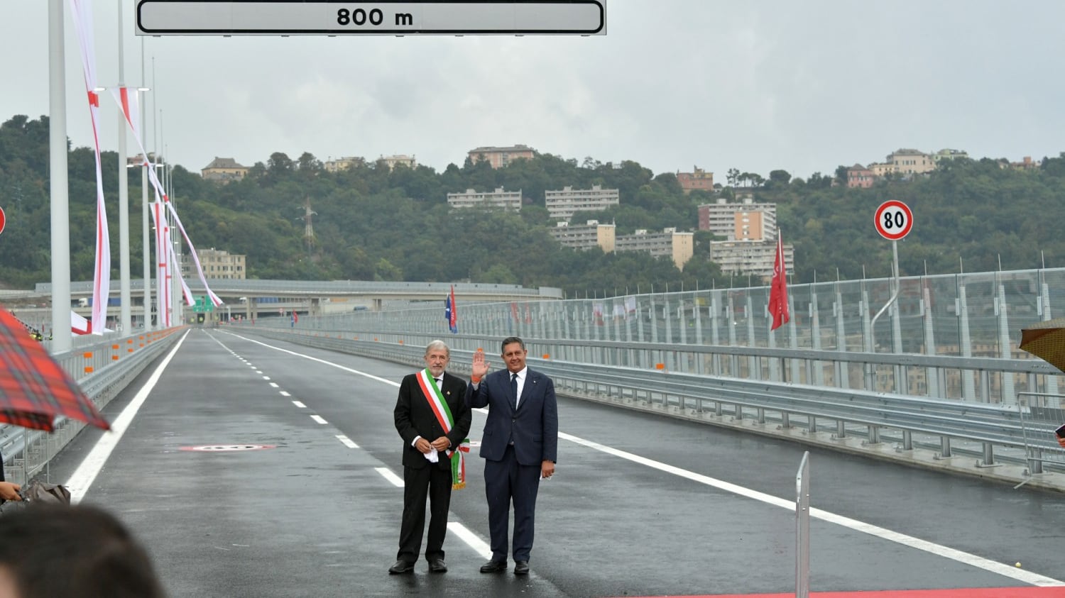 "Ferita non rimarginata". Un arcobaleno saluta il nuovo ponte di Genova