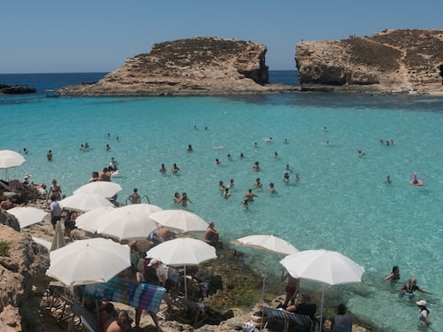 "Restate fermi all'estero": allarme per le vacanze