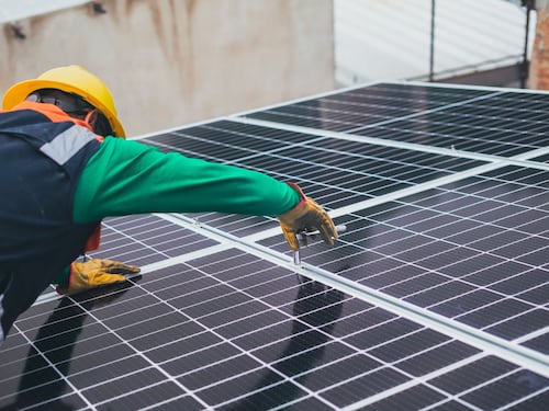 Ristrutturazioni, dal 3 agosto scatta l’obbligo delle rinnovabili: cosa cambia e per chi