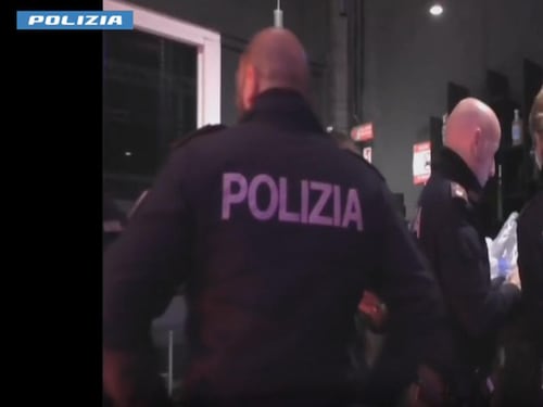 Distrugge il pronto soccorso, abbatte i cartelli con una spranga e picchia i poliziotti: arrestato un egiziano