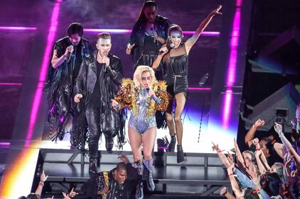Lady Gaga sexy e glitterata al Super Bowl 18