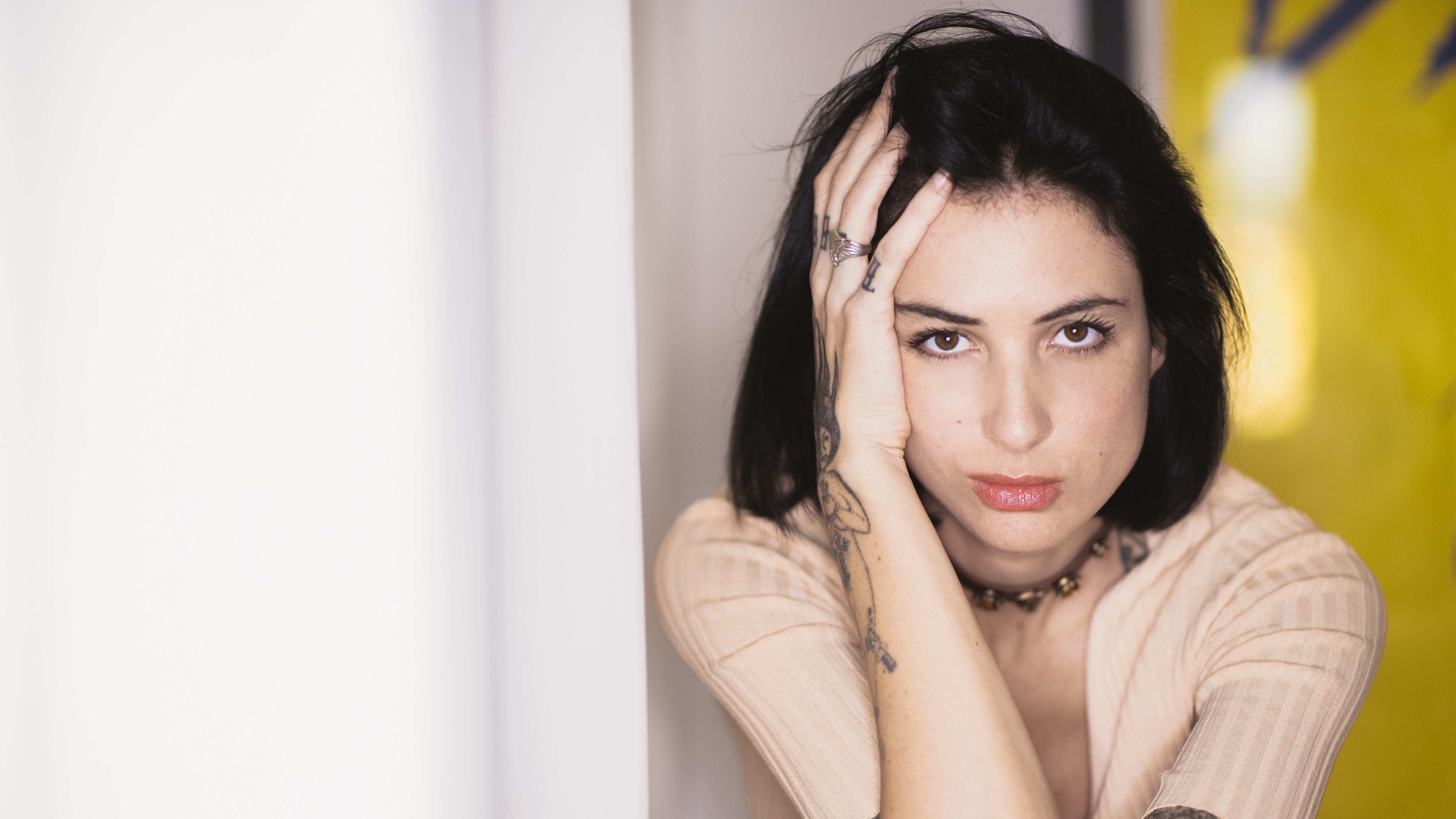 "Mia madre mi picchiava e diceva: 'È per il tuo bene'". La dolorosa autobiografia di Ema Stokholma