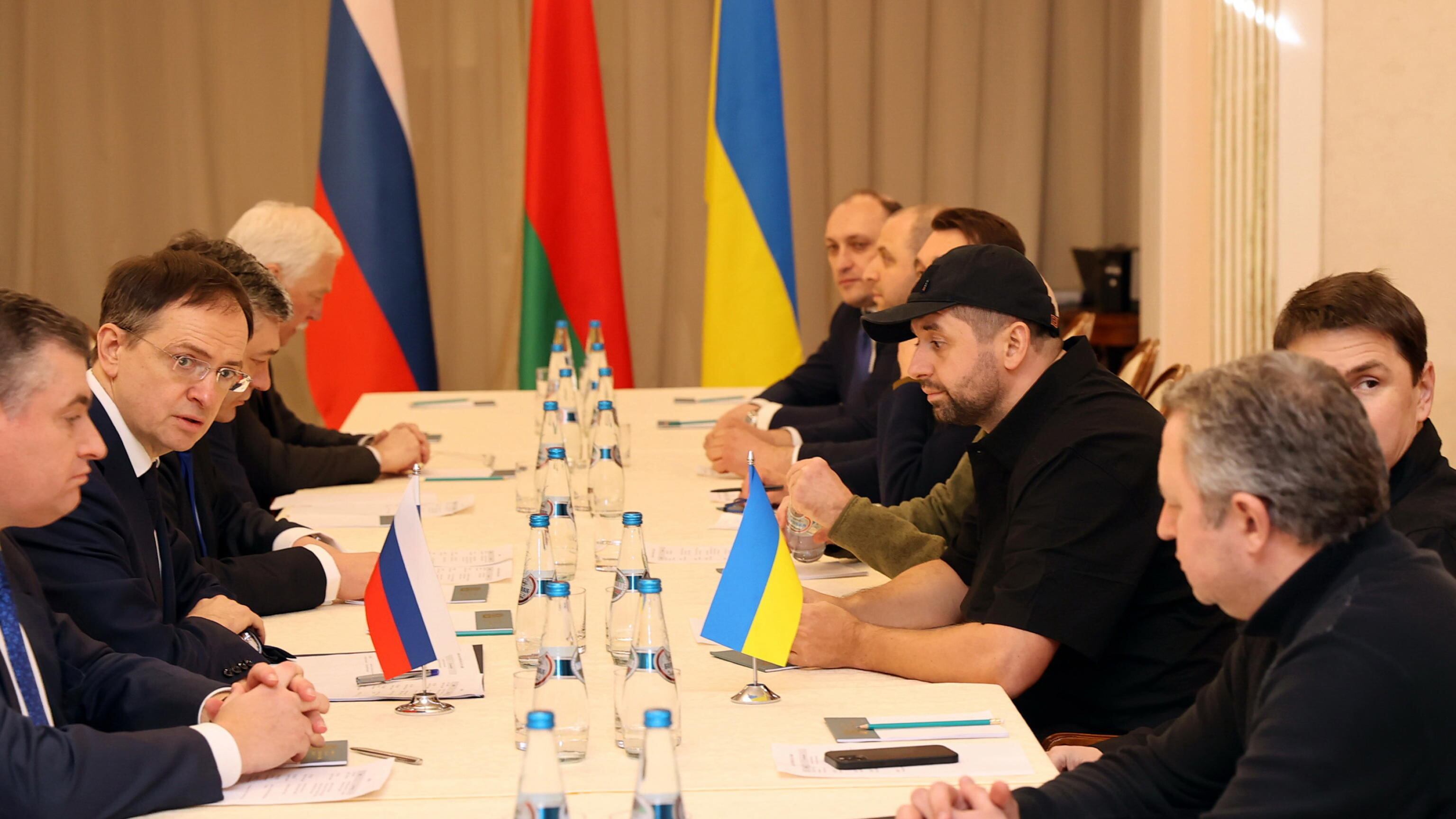 Intesa a tempo Mosca-Kiev: tregua e corridoi umanitari. Ma Putin va alla sfida finale "Non tornerò più indietro"
