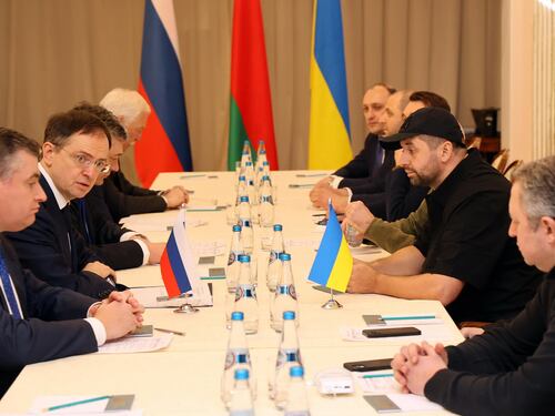 Intesa a tempo Mosca-Kiev: tregua e corridoi umanitari. Ma Putin va alla sfida finale "Non tornerò più indietro"