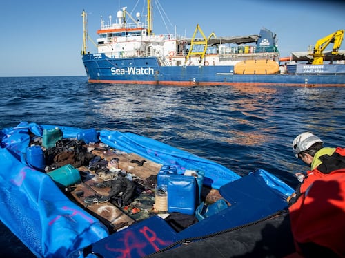 Sea Watch fa rotta sull'Italia Salvini: "Nessuno sbarca qui"