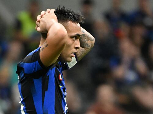 L'Inter torna sulla terra. Il tentativo di fuga inciampa in un super Sassuolo