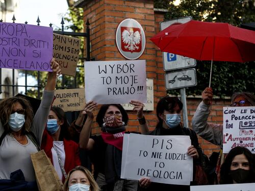 Polonia, sciopero delle donne per l'aborto. Il sindaco di Varsavia aderisce alla protesta