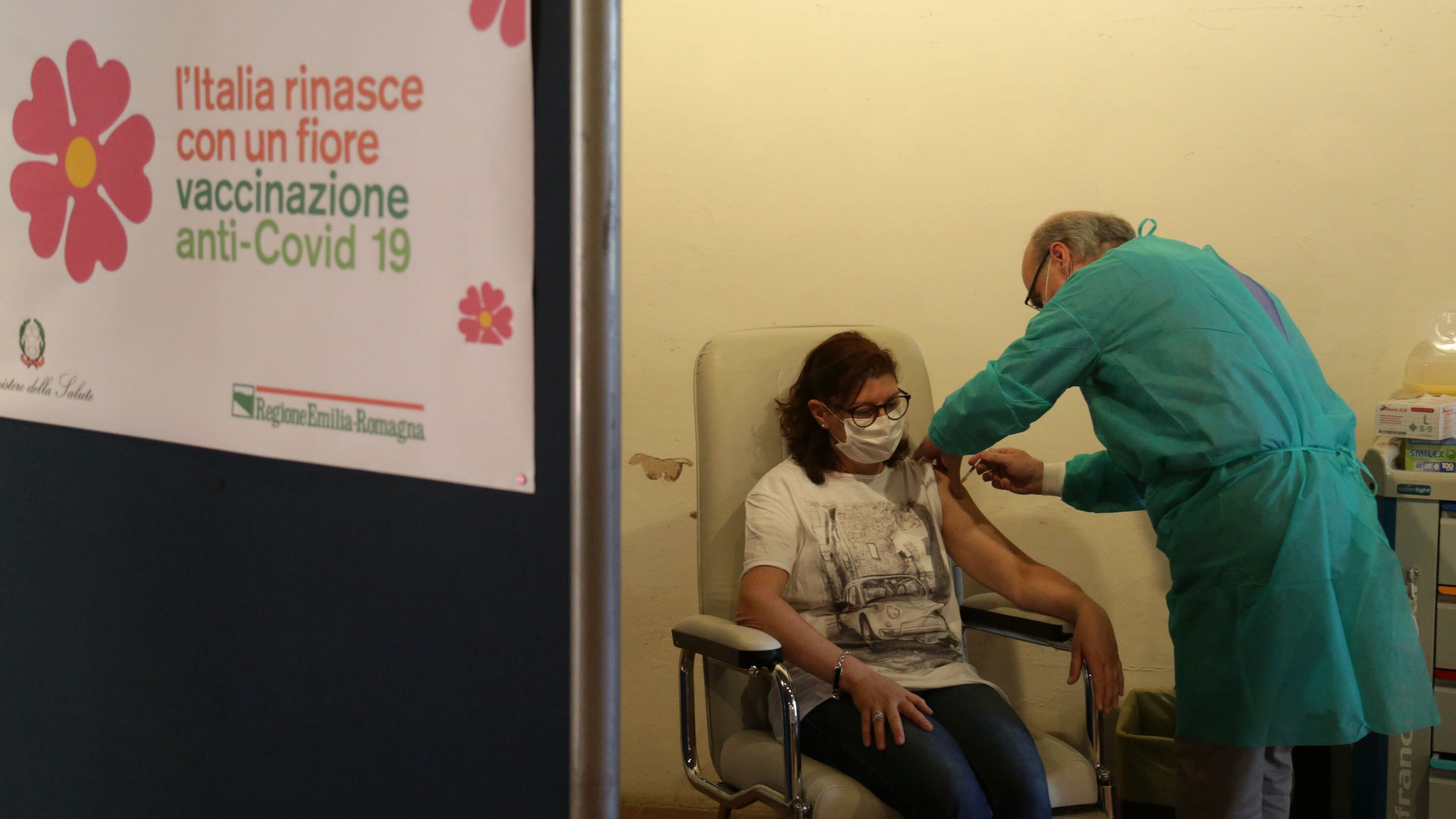"Vaccino invasivo del dna". E la giudice reintegra la psicologa no-vax