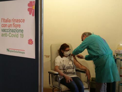"Vaccino invasivo del dna". E la giudice reintegra la psicologa no-vax