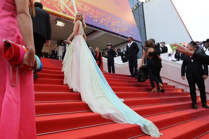 A Cannes, l'abito ha lo strascico 8