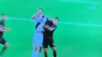 Bufera su Ibrahimovic: tira una gomitata all'avversario e gli frattura la tempia