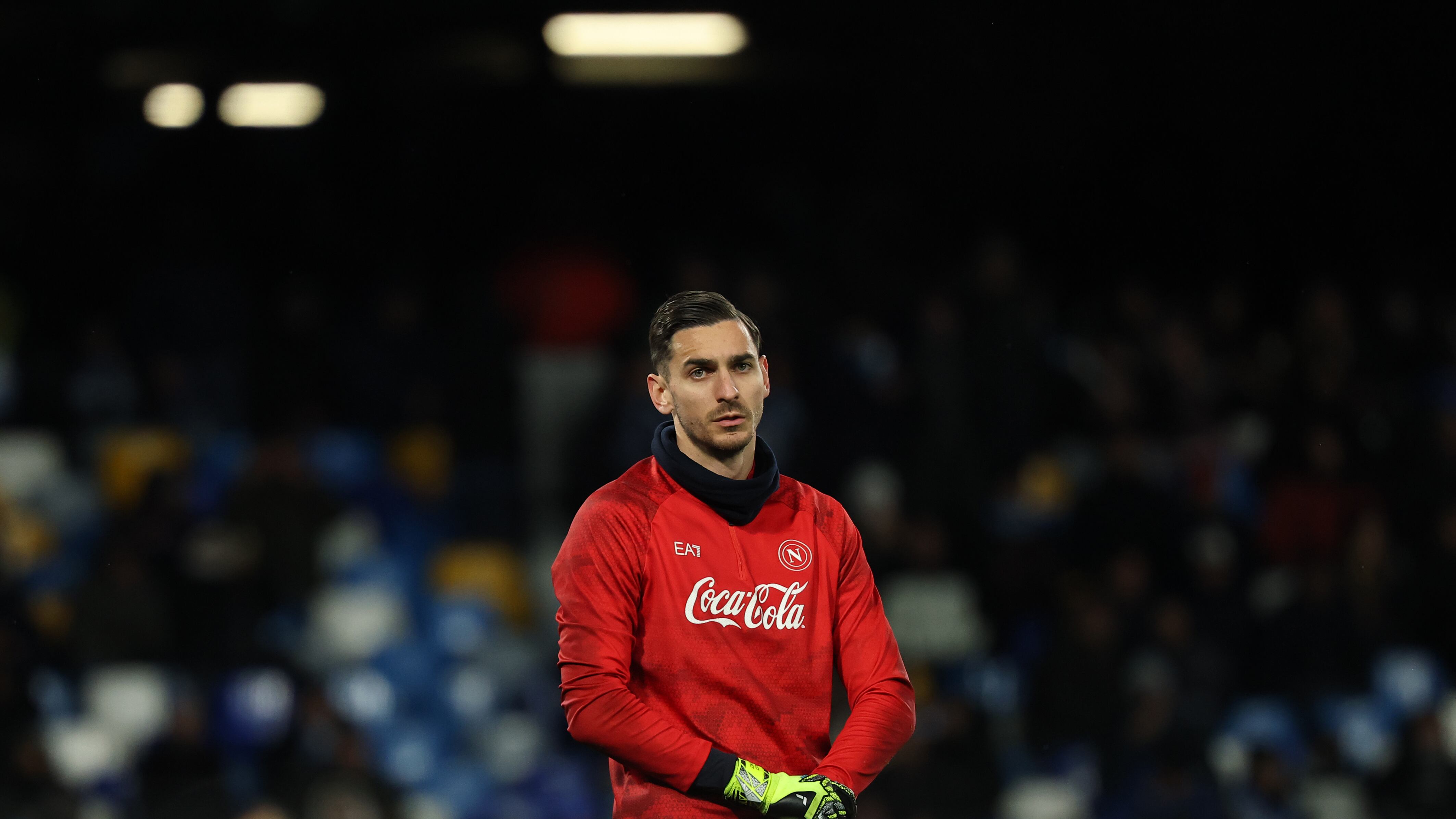 Torna a casa e trova i ladri. Il portiere del Napoli Meret li fronteggia e li mette in fuga
