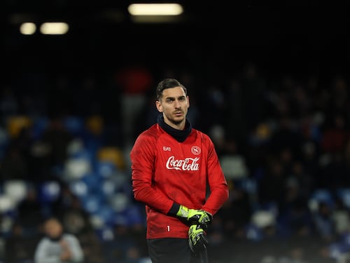 Torna a casa e trova i ladri. Il portiere del Napoli Meret li fronteggia e li mette in fuga