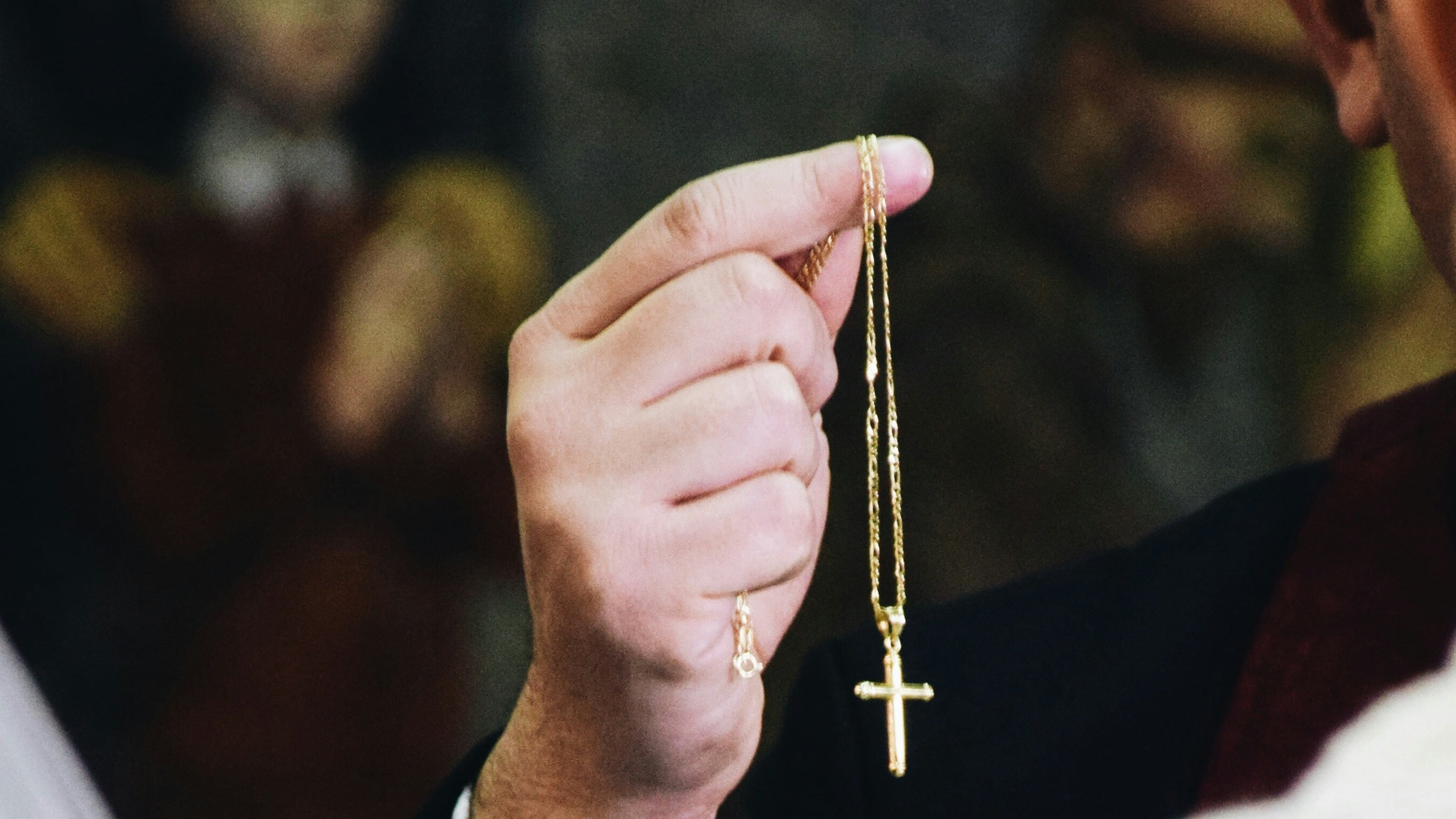 Preti pedofili, 115 vittime in 2 anni (soprattutto ragazzi delle medie)