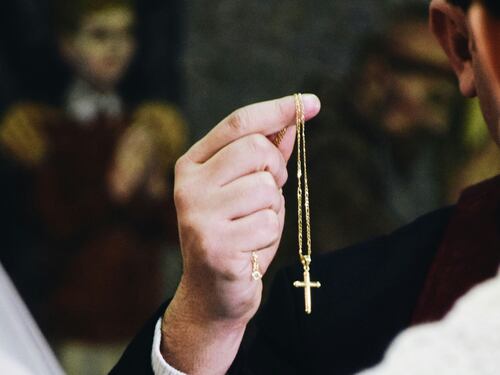 Preti pedofili, 115 vittime in 2 anni (soprattutto ragazzi delle medie)