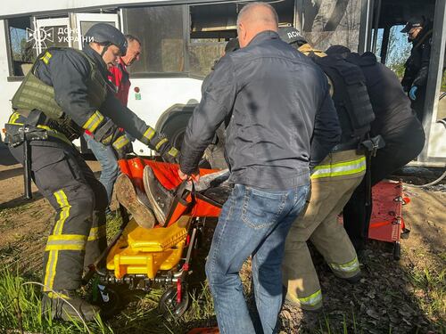Drone sul bus dei minatori, è strage. Mosca vuol prendere il Dnipropetrovsk