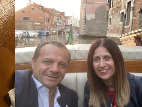 "30 euro spaghetti e poco pomodoro...". Cateno De Luca scatena la polemica a Venezia