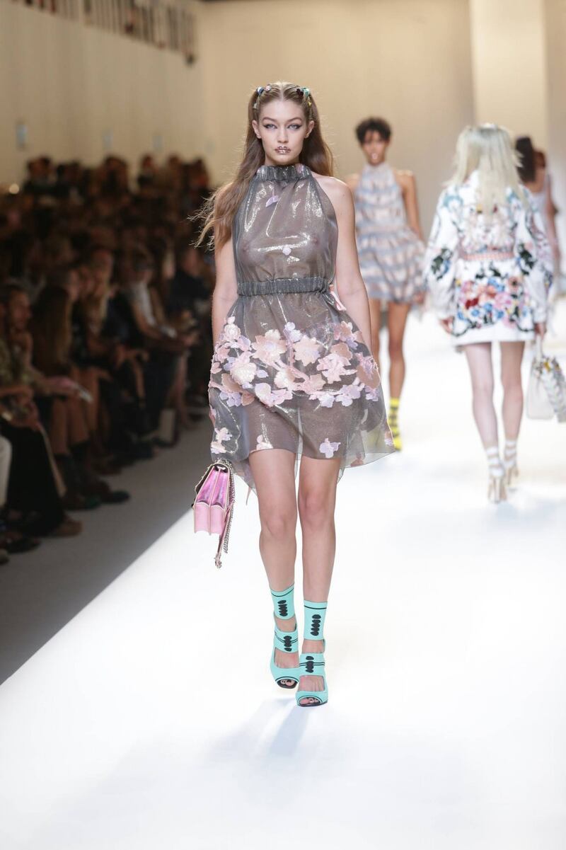 Gigi Hadid a seno nudo per Fendi 12