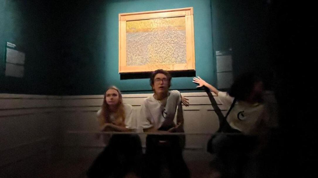 Attivisti per il clima imbrattano un altro quadro di Van Gogh