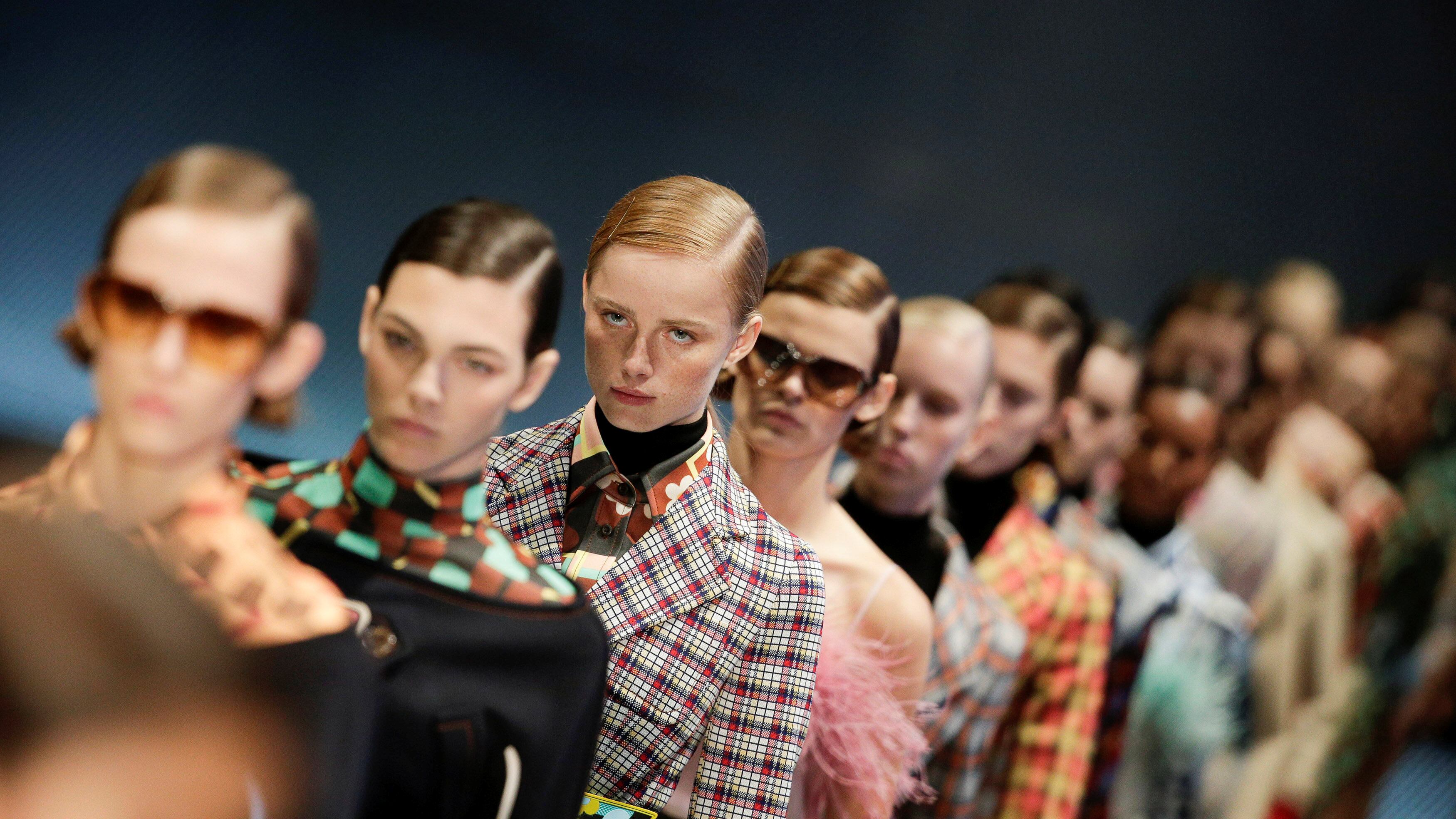Prada, giù i ricavi per scarpe e borse