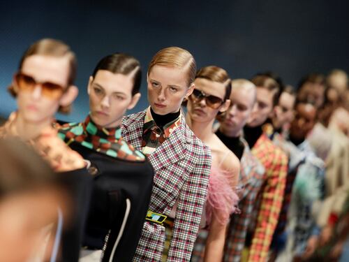 Prada, giù i ricavi per scarpe e borse