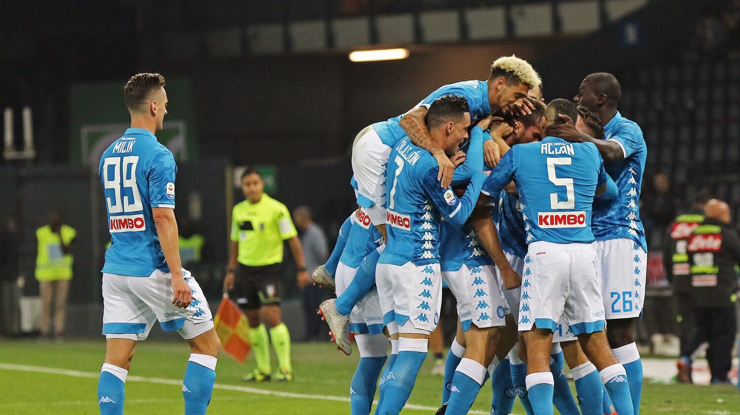 Il Napoli vince 3-0 contro l'Udinese: azzurri a meno quattro dalla Juventus