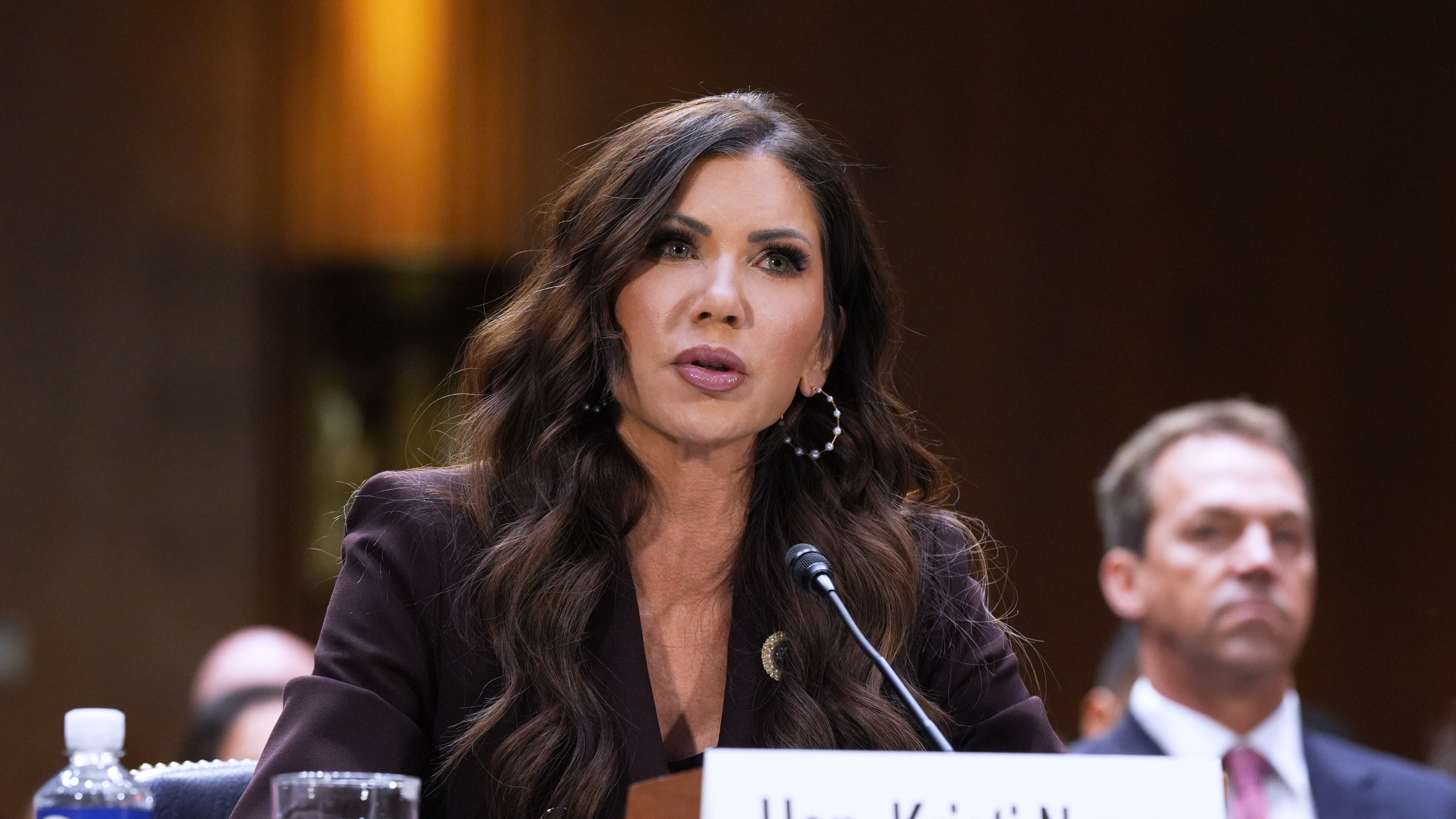 Boom dell’hastag #bimbofication dopo lo scandalo del marito di Kristi Noem: cosa significa