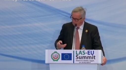 Ue, squilla un cellulare durante la conferenza stampa. E Juncker: "È mia moglie..."