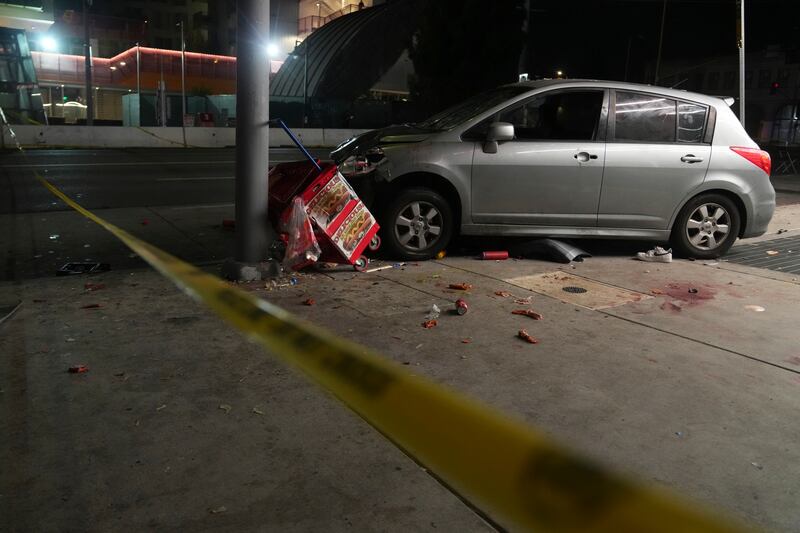 Auto sulla folla a Los Angeles 4