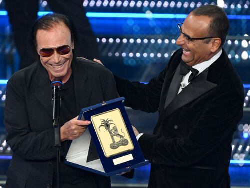 Sanremo, standing ovation per Antonello Venditti: "Premio alla carriera"