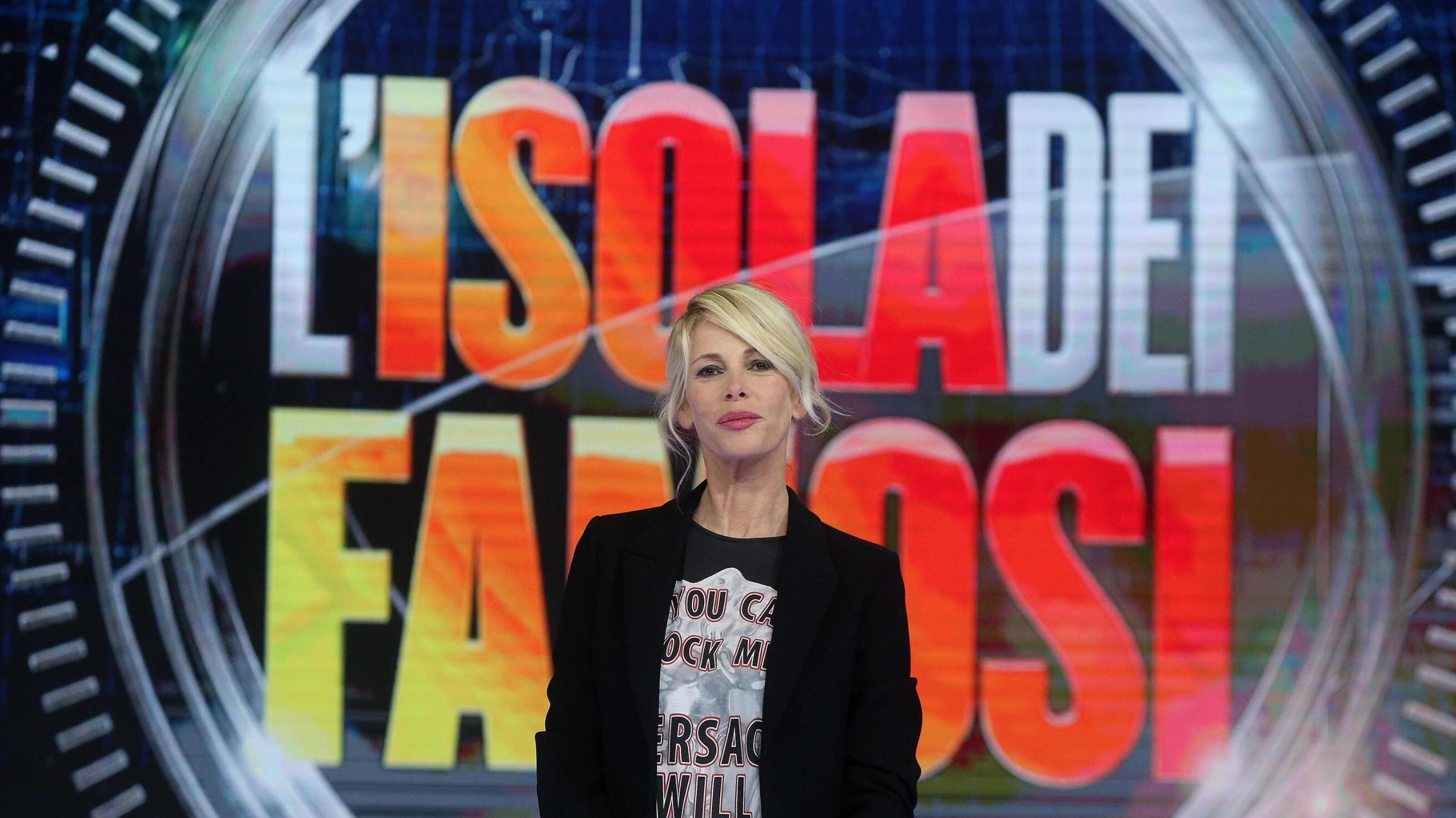 L'Isola dei famosi è travolta dalle onde. E la Spaak barcolla