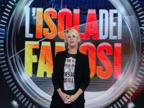 L'Isola dei famosi è travolta dalle onde. E la Spaak barcolla