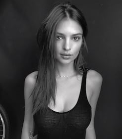 Emily Ratajkowski, il seno sbuca durante il pranzo 6