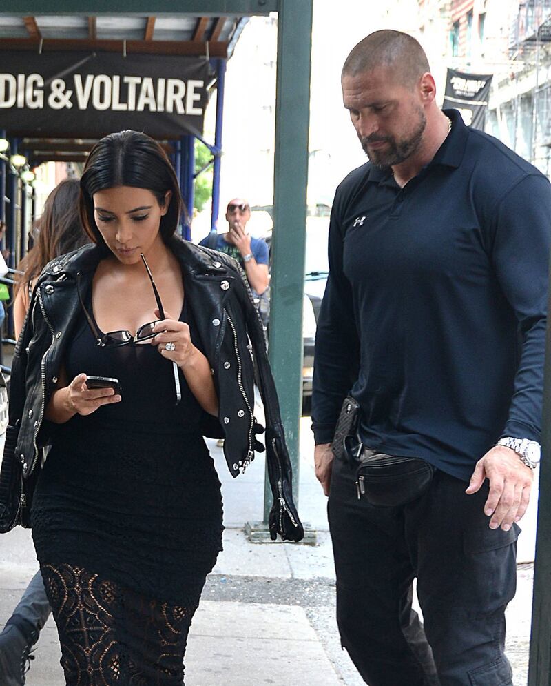 Kim Kardashian, il décolleté esplosivo della diva 8