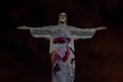 Il Cristo Redentore si illumina per onorare i medici e gli infermieri che combattono il coronavirus 17