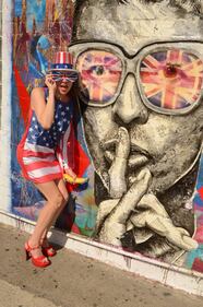 Alicia Arden e la bandiera Usa 16