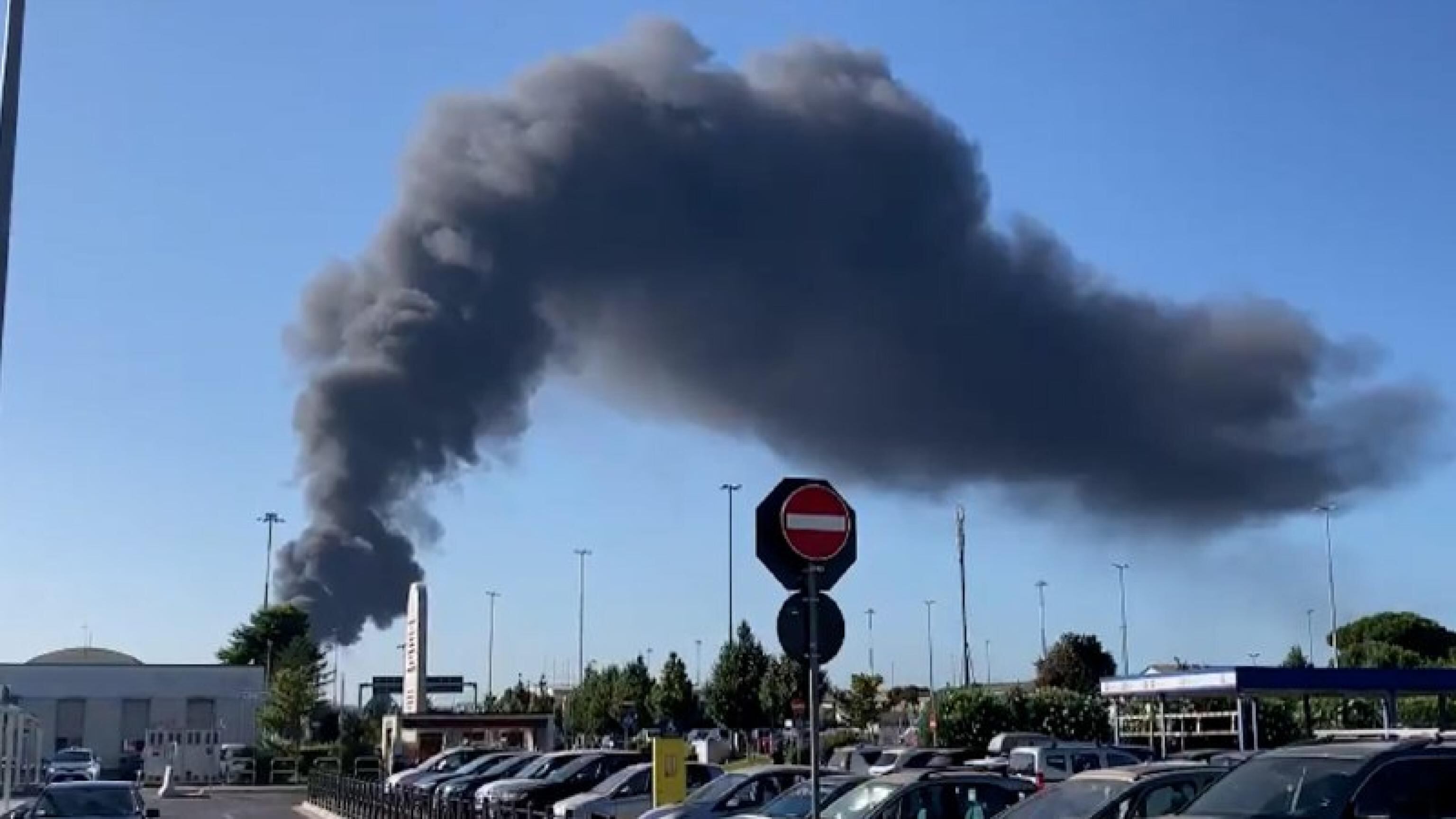 Vasto incendio a Ciampino. Una colonna di fumo nero da un impianto di rifiuti