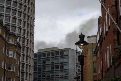 Maxi incendio a Londra: 2mila persone in fuga 4