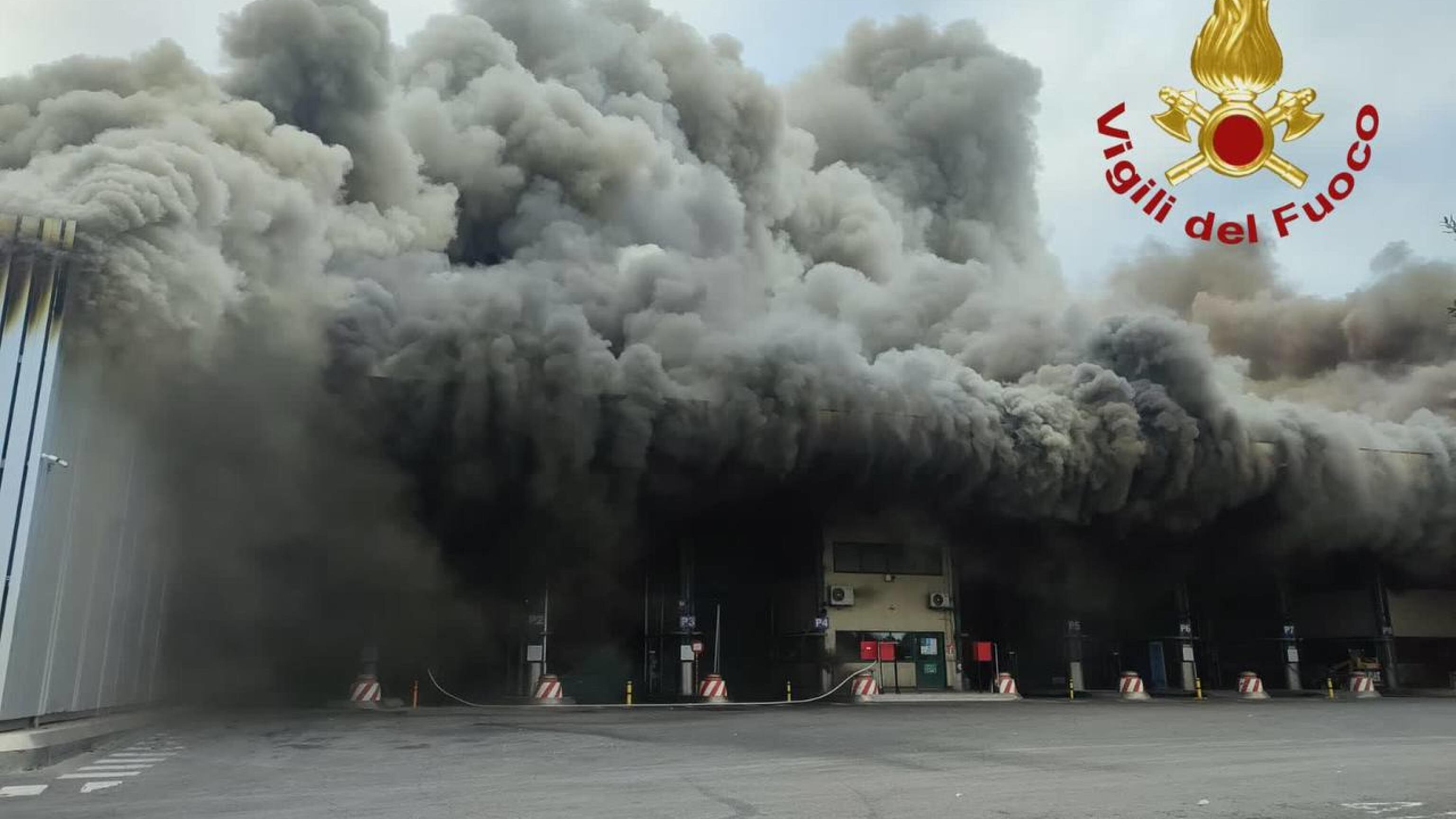 Incendio all'impianto rifiuti di Malagrotta a Roma. "Tenere chiuse le finestre"