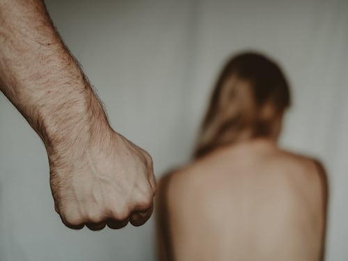 L'orrore in Francia: donna chiusa in casa e torturata dal marito per 12 anni