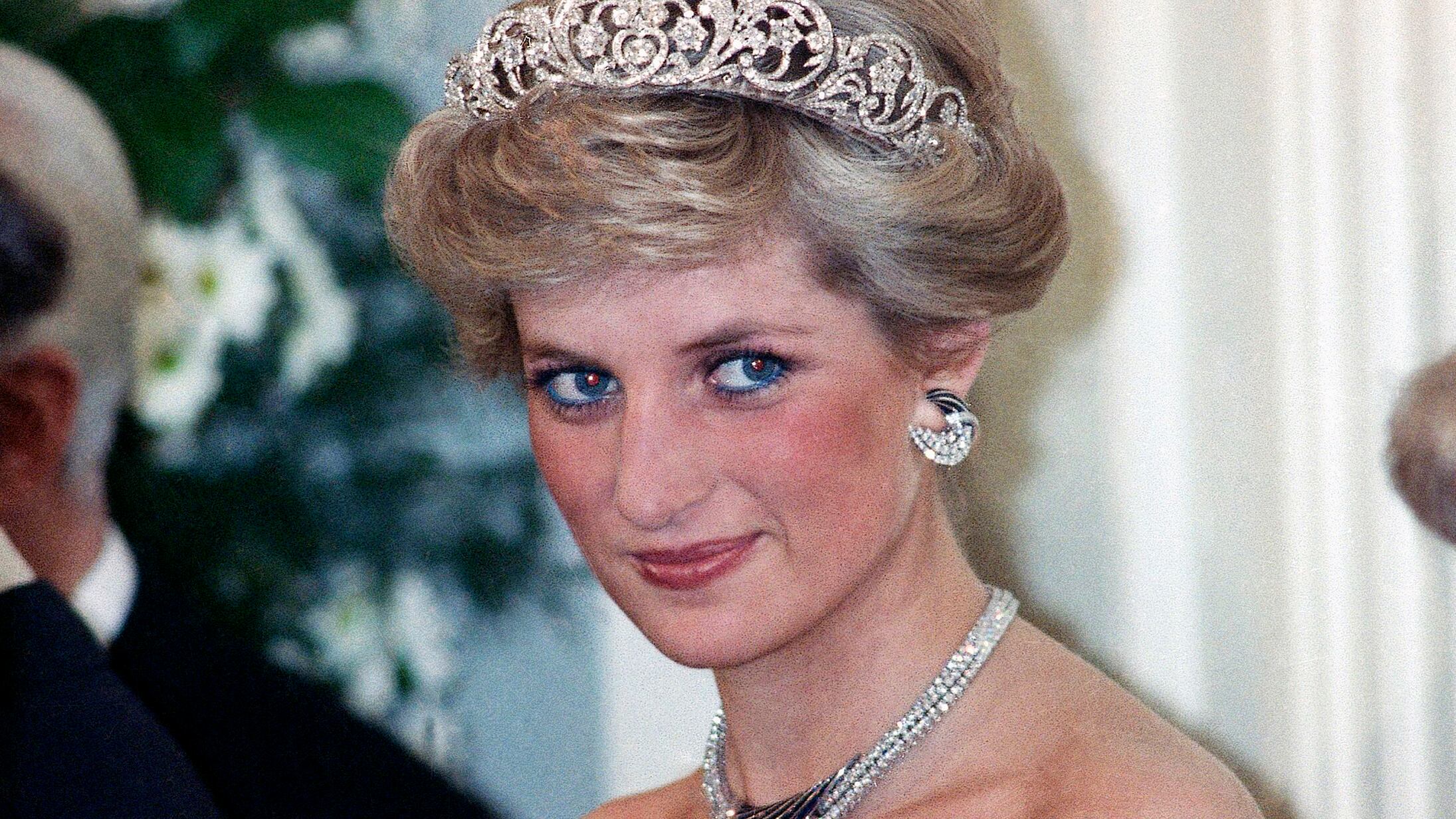 Risse, retroscena e grandi assenti: la verità sulla statua di Lady D.